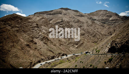 Landschaft auf dem Weg zum Tizi-N-Ticha Pass entlang des Atlasgebirges in der Provinz Ouarzazate in Marokko Stockfoto