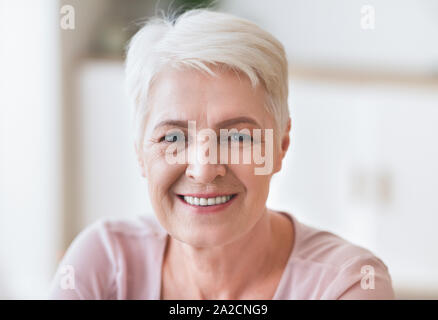 Portrait von Senior Business Lady in die Kamera lächeln Stockfoto