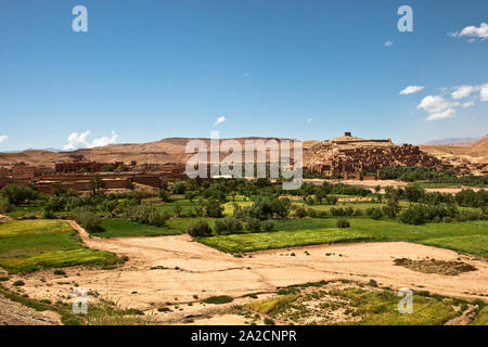 Befestigte Zitadelle von Ait-Ben-Haddou aus Schlamm und Lehm im wunderschönen Wüstental entlang des Ouarzazate-Flusses in Marokko Stockfoto