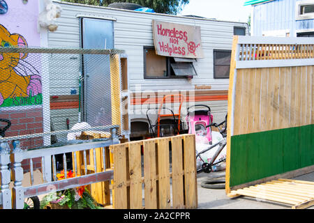 Ein Obdachlosenlager vor einem Home Depot in East Oakland, fotografiert am 25. September 2019. Stockfoto