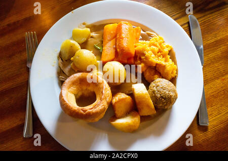Traditioneller englischer Pub Mittagessen Schweinebraten Yorkshire Pudding Gemüse und allem Drum und Dran Stockfoto