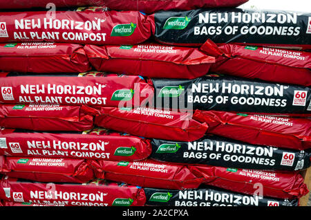 Ein Stapel von Taschen von Westland New Horizon alle Anlagen Kompost natürlich Torf frei zum Verkauf in einem Gartencenter Stockfoto