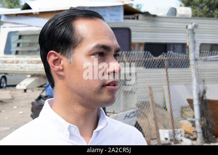 Demokratische Präsidentschaftskandidat Julián Castro spricht auf einem Oakland obdachlose Feldlager auf Sept. 25. Stockfoto