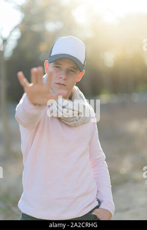 Stop missbrauchte junge Gewalt. Kind Bondage in Winkel Image Blur, Tag der Menschenrechte Konzept. Stockfoto