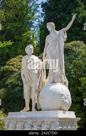 BELAGGIO, Italien, 10. Mai 2015: Die Statue von Dante und Beatrice in den Gärten der Villa Melzi von Giovanni Battista Comolli (Februar 1775 - 1831). Stockfoto