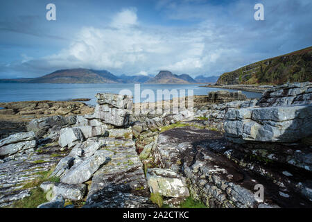 Elgol Bucht und die entfernten Cuillin Mountains Stockfoto