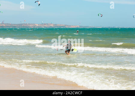 MUINE, VIETNAM - Januar 31, 2014: Wellen in Vietnam in Kitesurfen Saison. Mui Ne Küste im Winter Stockfoto