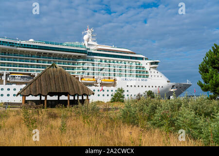 Das kreuzfahrtschiff Serenade of the Seas im Hafen von Fredericia, Dänemark. Stockfoto