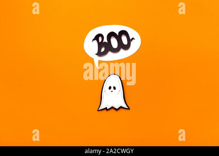 Ghost kid Sagen buh auf Orange Halloween Hintergrund Stockfoto