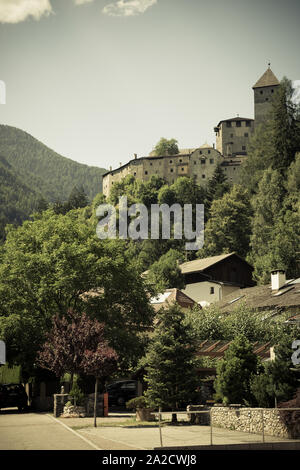 Altes Schloss in einem Bergblick in Südtirol Stockfoto