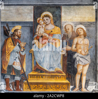LIMONE SUL GARDA, ITALIEN - 9. Mai 2015: Die freso der Madonna mit Heiligen Rochus, Sebastian und wahrscheinlich Benedikt in der Kirche San Rocco. Stockfoto