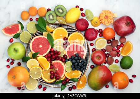 Große gesunde frische Obst Sammlung auf einer runden Platte und Marmor Hintergrund. Super Essen sehr hoch an Antioxidantien, Vitamine, Ballaststoffe und anthoca Stockfoto