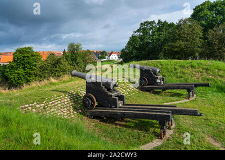 Militärische Kanonen entlang der Vold militärischen Damm Wälle in Fredericia, Dänemark. Stockfoto