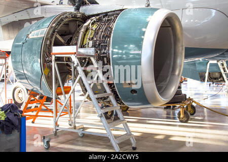 Wartung, eröffnet Aircraft Engine im Hangar in riesigen industriehalle. Stockfoto