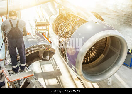 Jet Engine blades schließen bis auf Wartung, Mechaniker arbeiten mit Werkzeugen Stockfoto