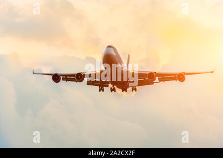 Flugzeug fliegen sunset orange sky Zusammenfassung Hintergrund. Stockfoto