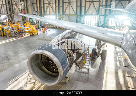 Geöffnet Aircraft Engine im Hangar, Wartung. Wing anzeigen. Stockfoto