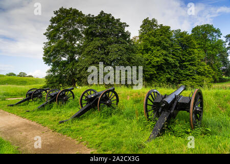 Militärische Kanonen entlang der Vold militärischen Damm Wälle in Fredericia, Dänemark. Stockfoto