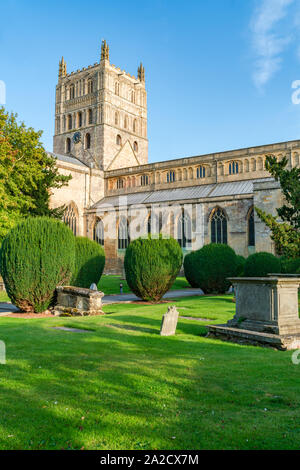 TEWKESBURY, Großbritannien - 21 September 2019: Abteikirche der hl. Jungfrau Maria in Tewkesbury, eine Stadt in Gloucestershire, England Stockfoto