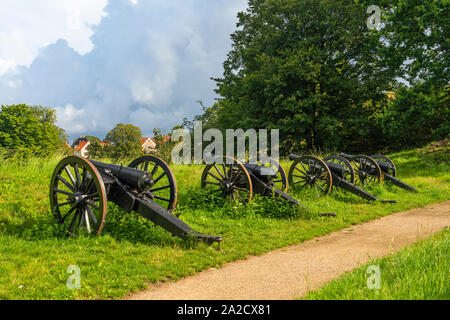 Militärische Kanonen entlang der Vold militärischen Damm Wälle in Fredericia, Dänemark. Stockfoto