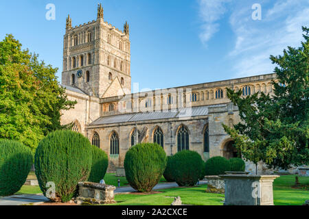 TEWKESBURY, Großbritannien - 21 September 2019: Abteikirche der hl. Jungfrau Maria in Tewkesbury, eine Stadt in Gloucestershire, England Stockfoto