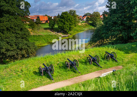 Militärische Kanonen entlang der Vold militärischen Damm Wälle in Fredericia, Dänemark. Stockfoto