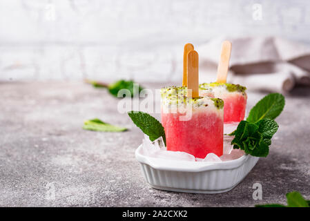 Hausgemachte Eis am Stiel in Form von Wassermelone Stockfoto