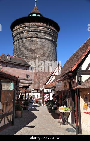 Nürnberg, Deutschland - Mai 7, 2018: die Menschen besuchen Handwerkerhof (Artisan Innenhof) in Nürnberg, Deutschland. Der Handwerkerhof ist eine Gruppe von lokalen traditionellen Stockfoto