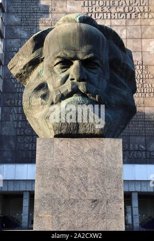 CHEMNITZ, Deutschland - Mai 8, 2018: Karl-Marx-Monument in Chemnitz, Deutschland. Das Denkmal wird lokal als Nischel bekannt. Es wurde von Lew Kerbel konzipiert. Stockfoto