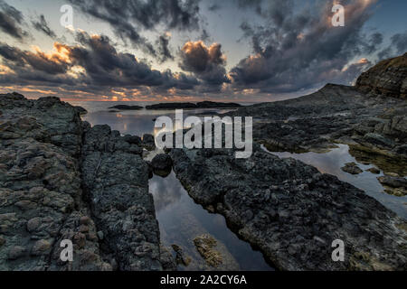 Sonnenaufgang über dem Schwarzen Meer felsige Küste Stockfoto