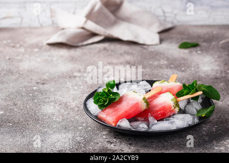 Hausgemachte Eis am Stiel in Form von Wassermelone Stockfoto
