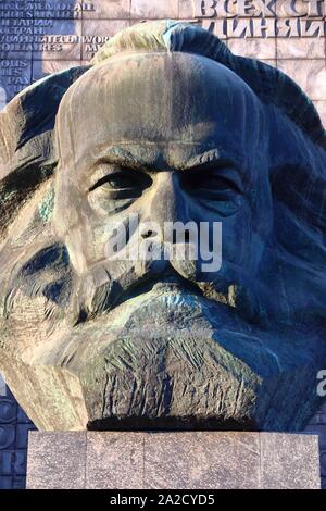 CHEMNITZ, Deutschland - Mai 8, 2018: Karl-Marx-Monument in Chemnitz, Deutschland. Das Denkmal wird lokal als Nischel bekannt. Es wurde von Lew Kerbel konzipiert. Stockfoto