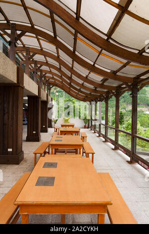 Terrasse mit Tischen und Bänken, Holzbalken Dachstuhl mit S-Kurve Form, mit Polycarbonat Blatt abgedeckt, Hualien Taiwan Stockfoto