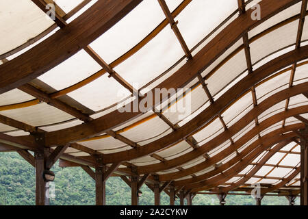 Holzbalken Dachstuhl mit S-Kurve Form, mit Polycarbonat Blatt abgedeckt Stockfoto