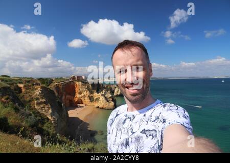 Touristen in Portugal. Traveler selfie von erwachsenen Mann in der Region Algarve. Stockfoto