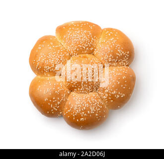 Blick von oben auf die süßen Brötchen Mit Sesam isoliert auf weißem Stockfoto