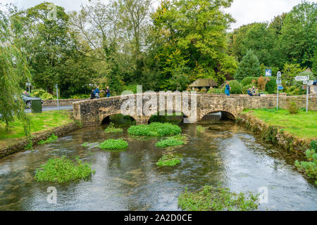 BIBURY, Großbritannien - 22 September 2019: Bibury, einem Dorf im Distrikt von Gloucestershire Cotswolds mit seinen historischen Gebäuden von Kalkstein Stockfoto