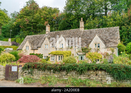 BIBURY, Großbritannien - 22 September 2019: Bibury, einem Dorf im Distrikt von Gloucestershire Cotswolds mit seinen historischen Gebäuden von Kalkstein Stockfoto