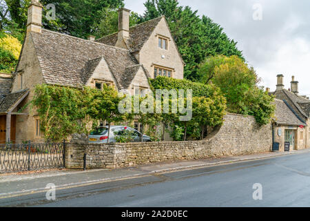 BIBURY, Großbritannien - 22 September 2019: Bibury, einem Dorf im Distrikt von Gloucestershire Cotswolds mit seinen historischen Gebäuden von Kalkstein Stockfoto