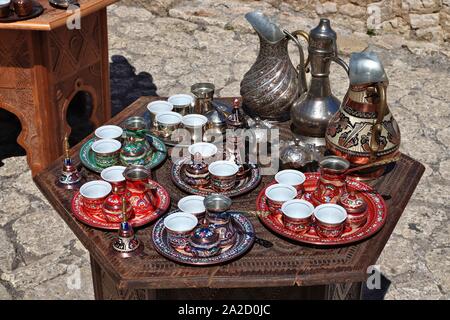 Stadt Mostar in Bosnien und Herzegowina. Lokale traditionelle handwerkliche Tee- und Kaffeekannen und Tassen (im türkischen Stil). Stockfoto