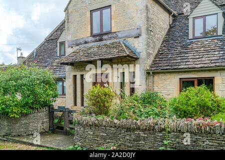 BIBURY, Großbritannien - 22 September 2019: Bibury, einem Dorf im Distrikt von Gloucestershire Cotswolds mit seinen historischen Gebäuden von Kalkstein Stockfoto