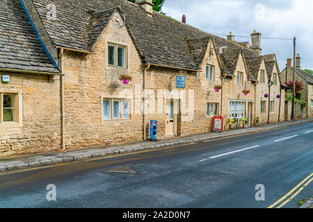 BIBURY, Großbritannien - 22 September 2019: Bibury, einem Dorf im Distrikt von Gloucestershire Cotswolds mit seinen historischen Gebäuden der distinctinct Kalkstein Stockfoto