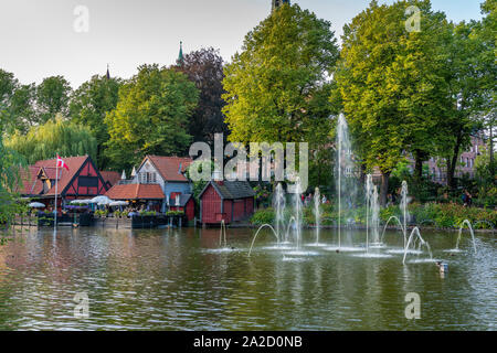 Restaurants im Freien am Tivoli, Kopenhagen, Dänemark. Stockfoto