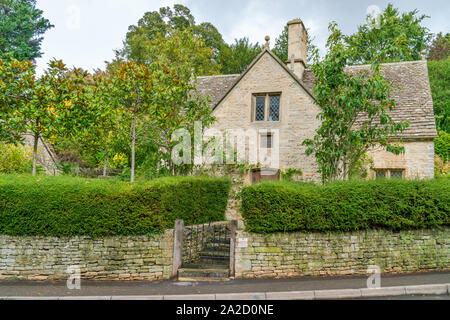 BIBURY, Großbritannien - 22 September, 2019: Ein malerisches Cottage in Cotswolds Dorf Bibury. Das Dorf ist bekannt für seinen Honig-farbigen siebzehnten Jahrhundert Stockfoto