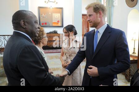 Johannesburg, Südafrika. 02 Okt, 2019. Harry und Meghan, Herzog und die Herzogin von Sussex in Johannesburg am 02 Oktober, 2019, bei einem Treffen mit Präsident Ramaphosa in Pretoria Credit: Albert Nieboer/Niederlande/Point de Vue |/dpa/Alamy leben Nachrichten Stockfoto