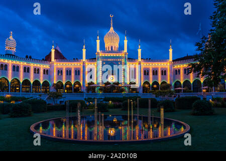 Die maurische Palast, die Nimb Hotel und Restaurant bei Nacht beleuchtet im Tivoli, Kopenhagen, Dänemark. Stockfoto