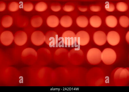 Abstrakte Blut rot bokeh Hintergrund mit weichen Fokus Lichter in Zeilen. Stockfoto