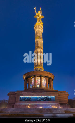 BERLIN, DEUTSCHLAND - Dezember 15, 2018: Beleuchtete Berlin Siegessäule (Siegessaule) Denkmal, eine wichtige touristische Attraktion von Berlin bei Nacht Stockfoto