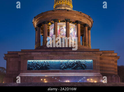 BERLIN, DEUTSCHLAND - Dezember 15, 2018: Beleuchtete Berlin Siegessäule (Siegessaule) Denkmal Halle der Säulen mit Glas Mosaik in der Nacht Stockfoto