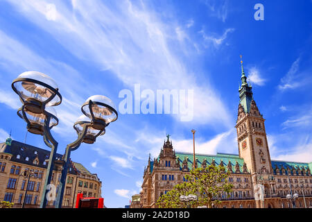 Rathaus Rathaus turm in Hamburg an einem sonnigen Sommertag. Stockfoto